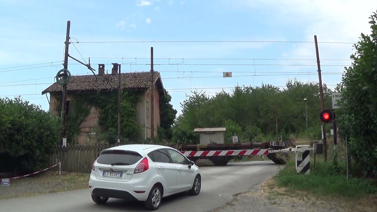 Passaggio a livello di via della Moisa (linea Alessandria - Savona) - Alessandria / Level Crossing