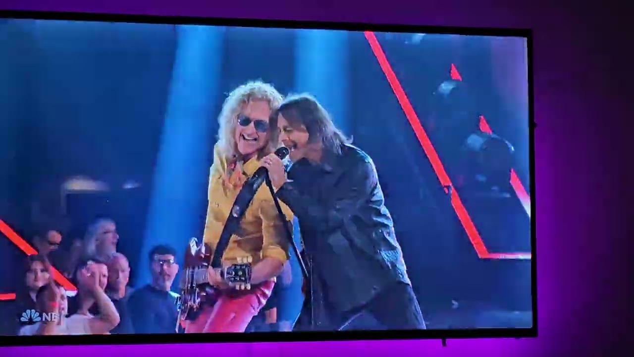 Foreigner announcing Kelly's departure and passing the mic to the new lead singer Luis Maldonado