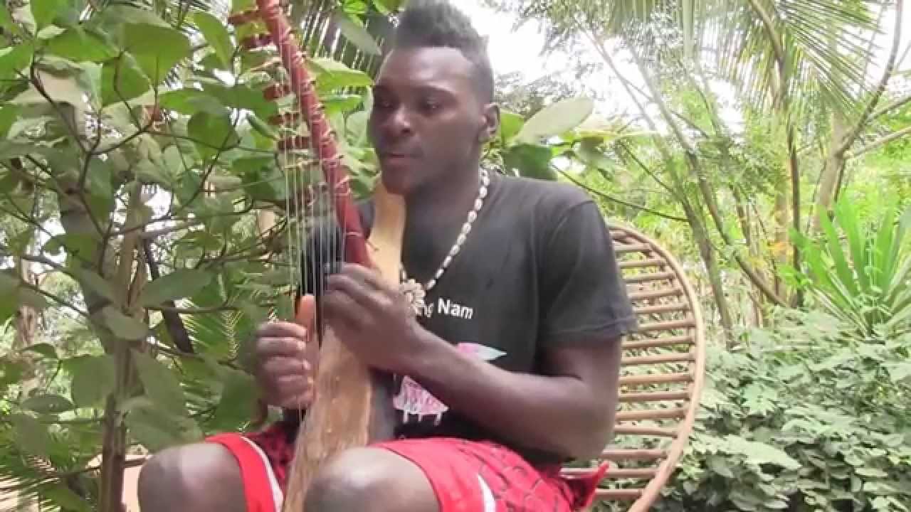 Mbeng N'tam - Monter et accorder une Harpe du Gabon