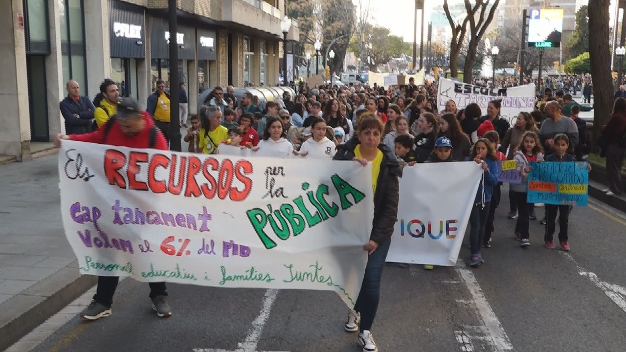 Centenars de persones es concentren per reclamar més places a escoles públiques