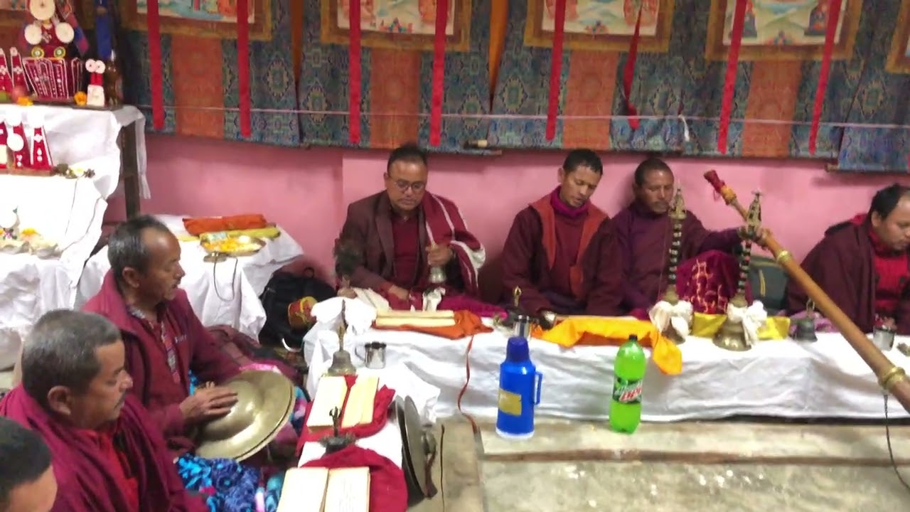 लामा मेमे हरु तामाङ सस्कृति अनुसार घेवा गर्दै