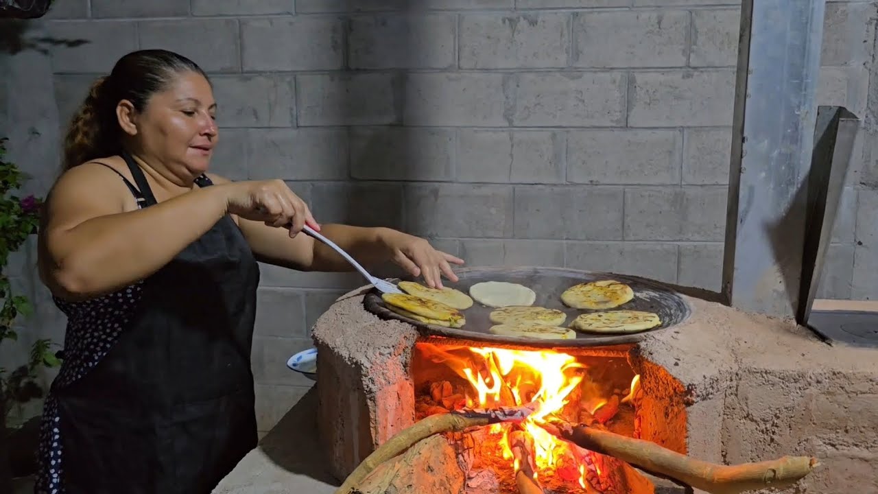 Haciendo PUPUSAS en COMAL de BARRO. Delicia auténtica salvadoreña. #cocina #vidadecampo