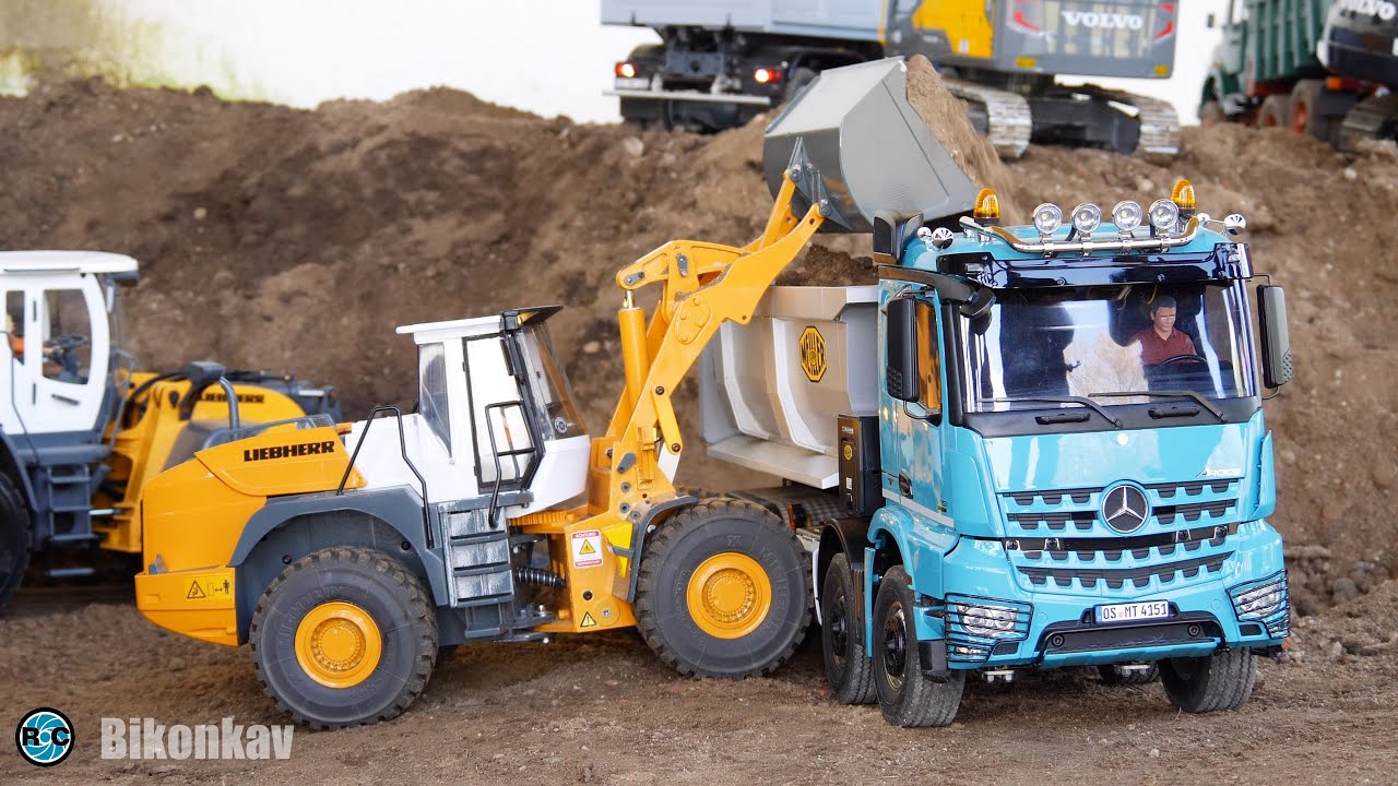 TAMIYA RC TIPPER TRUCKS & CONSTRUCTION SITE ACTION!