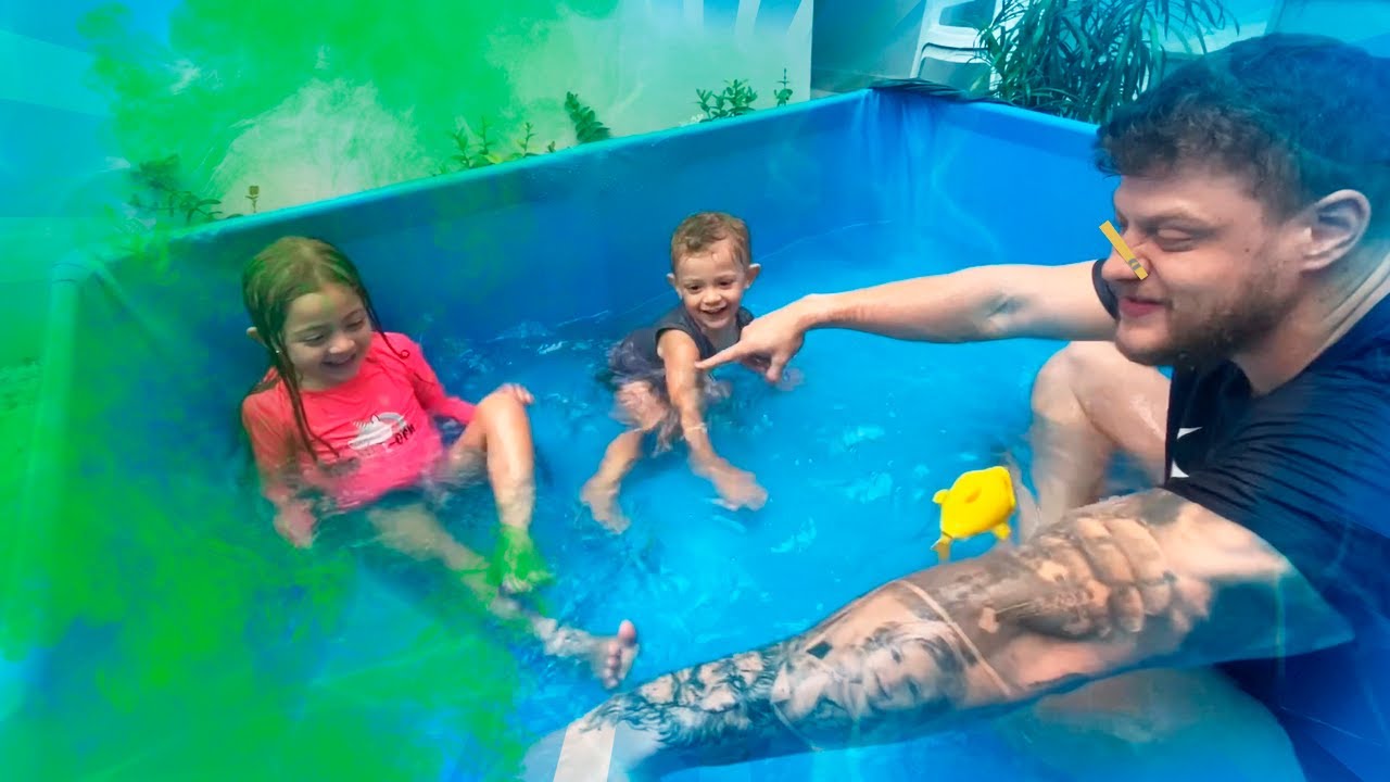 Brincando na piscina nova com o papai