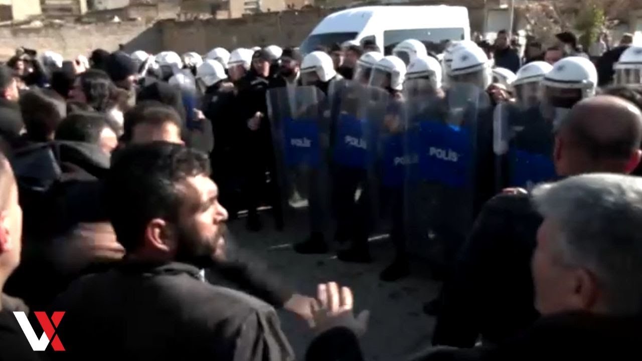 Pro-Kurdish Protesters In Turkey Climb Over Border Wall Into Syria After SDF Deal | VERTEX