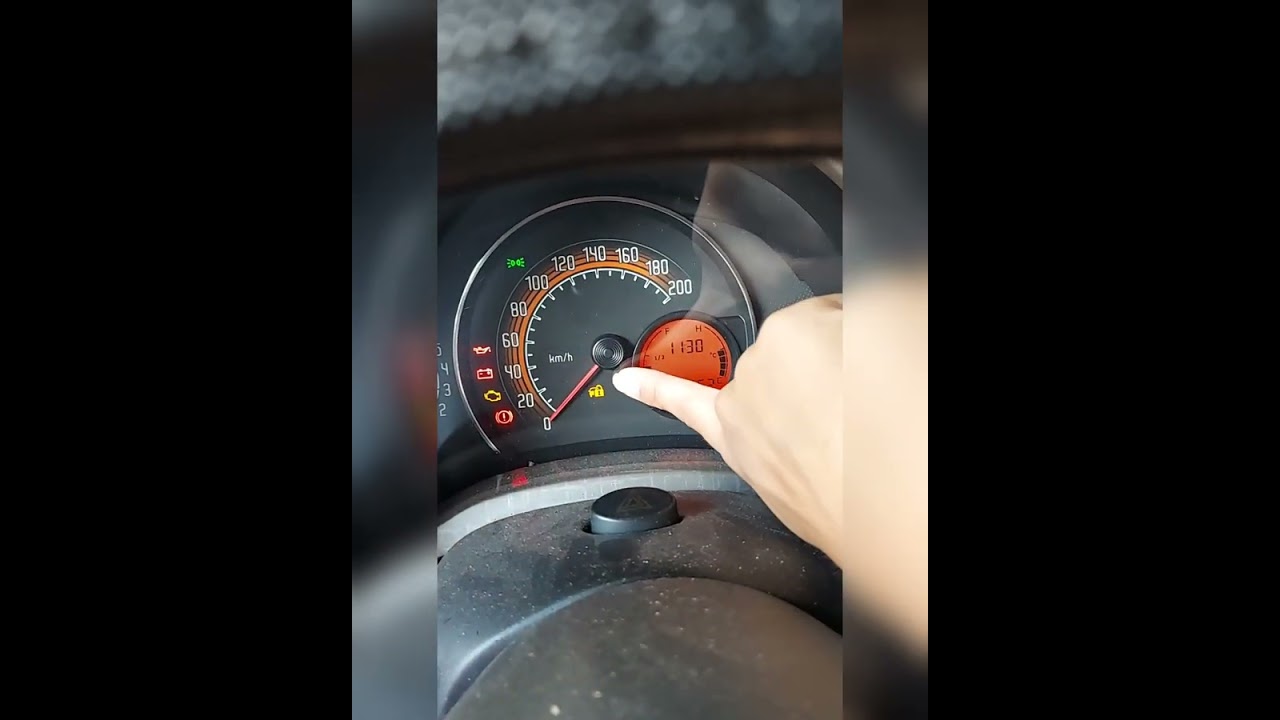 O que pode ser a luz amarela do carro com cadeado do painel do UNO?