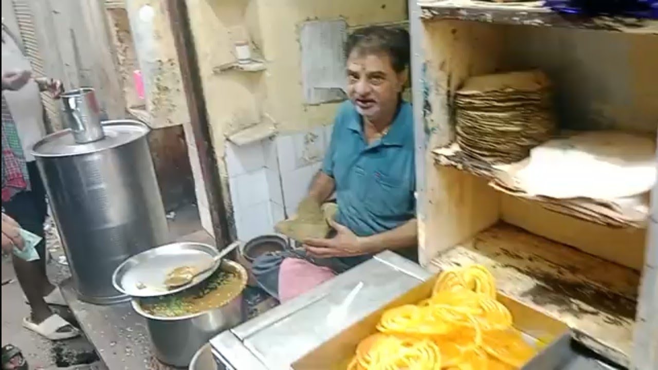 Viral club kachori of Lali Chhangani.