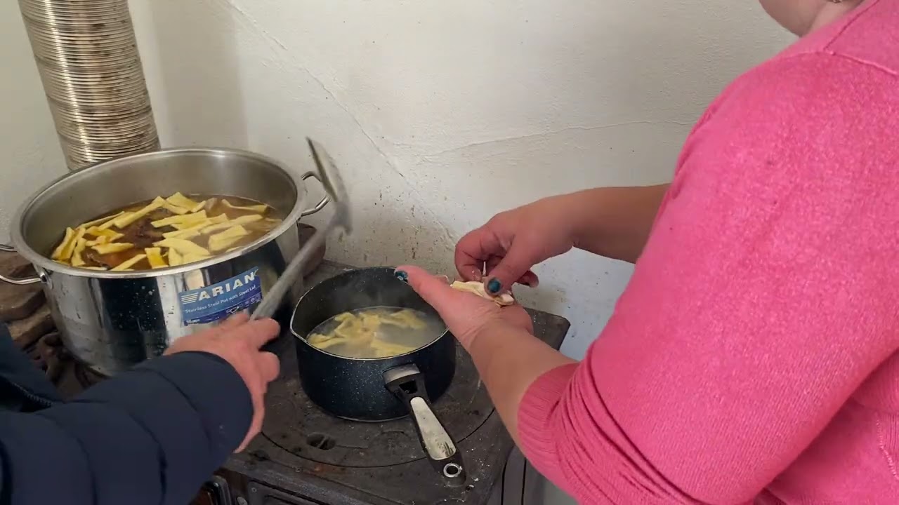 Cu cine face Dana tăieței 