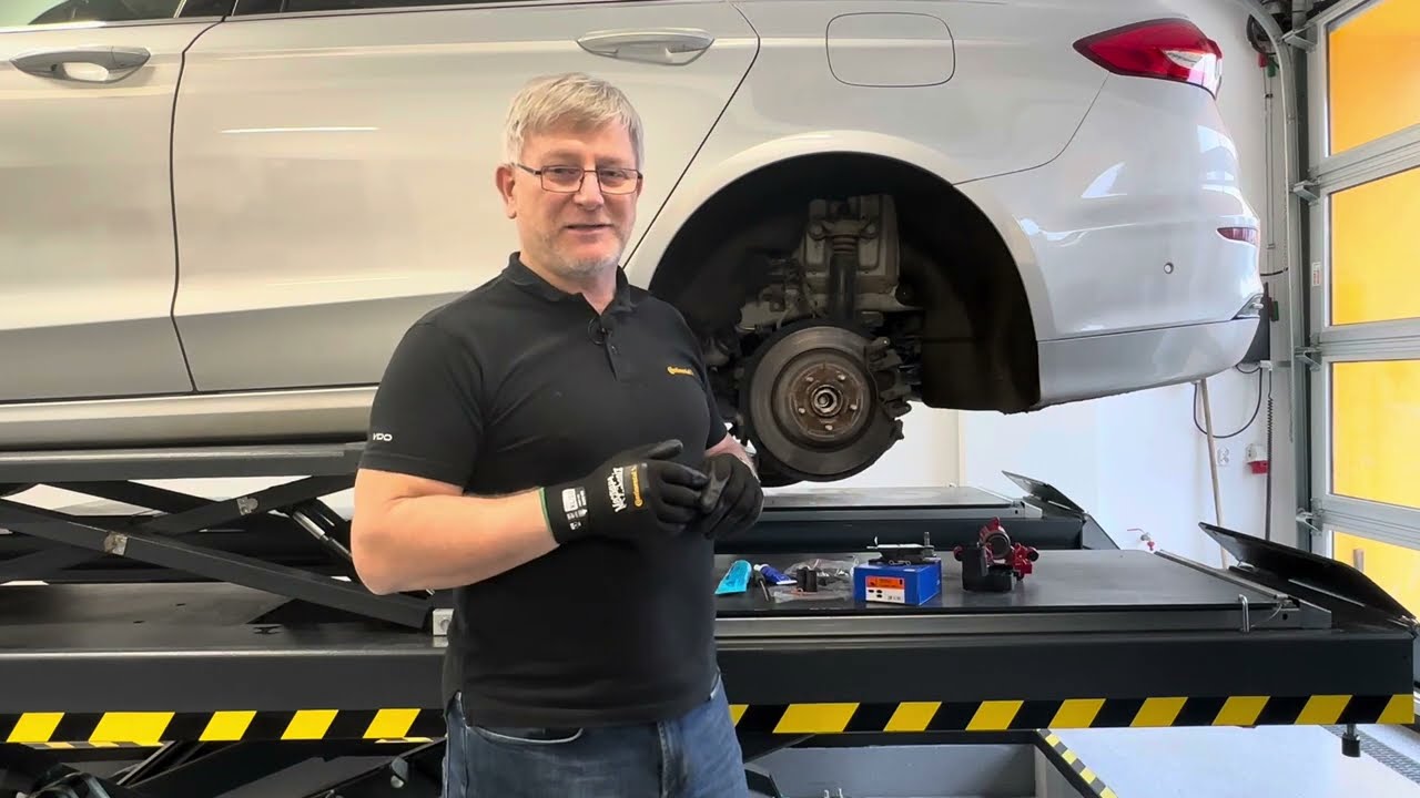 Elektryczny hamulec postojowy - wymiana klocków hamulcowych w Fordzie Mondeo
