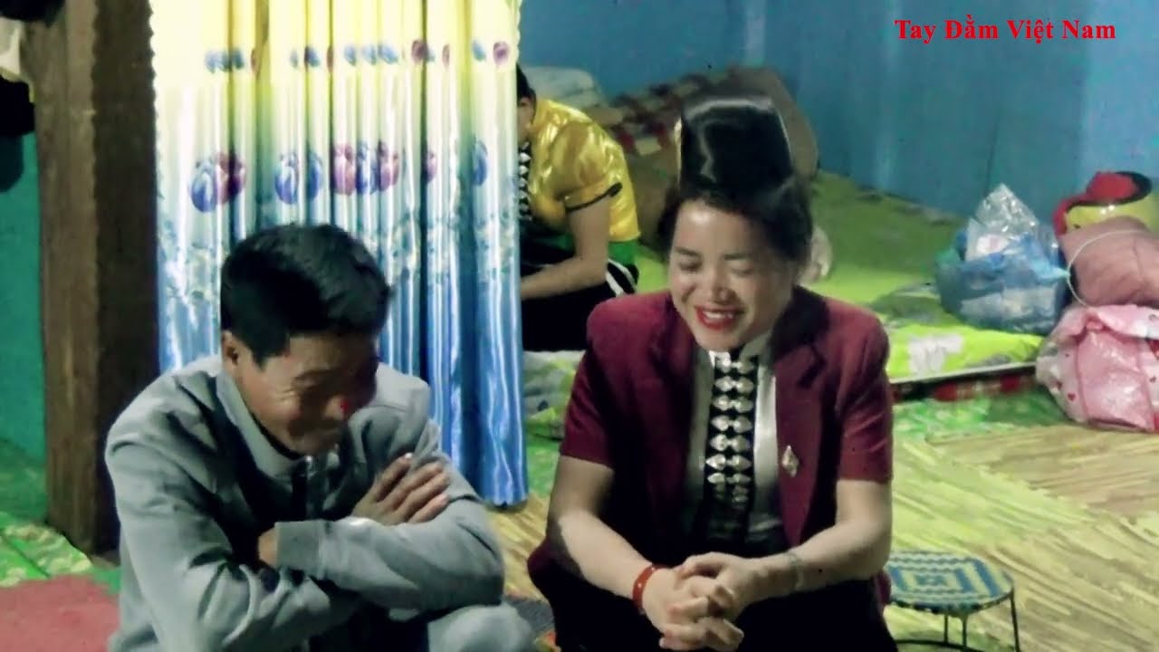 GIỌNG CA HOA NÚI CƯỜI NẮC NẺ KHI LẦN ĐẦU TIÊN GẶP GIỌNG CA TÁU HÀI LÒ THOAN ĐẾN TỪ ĐIỆN BIÊN ĐÔNG