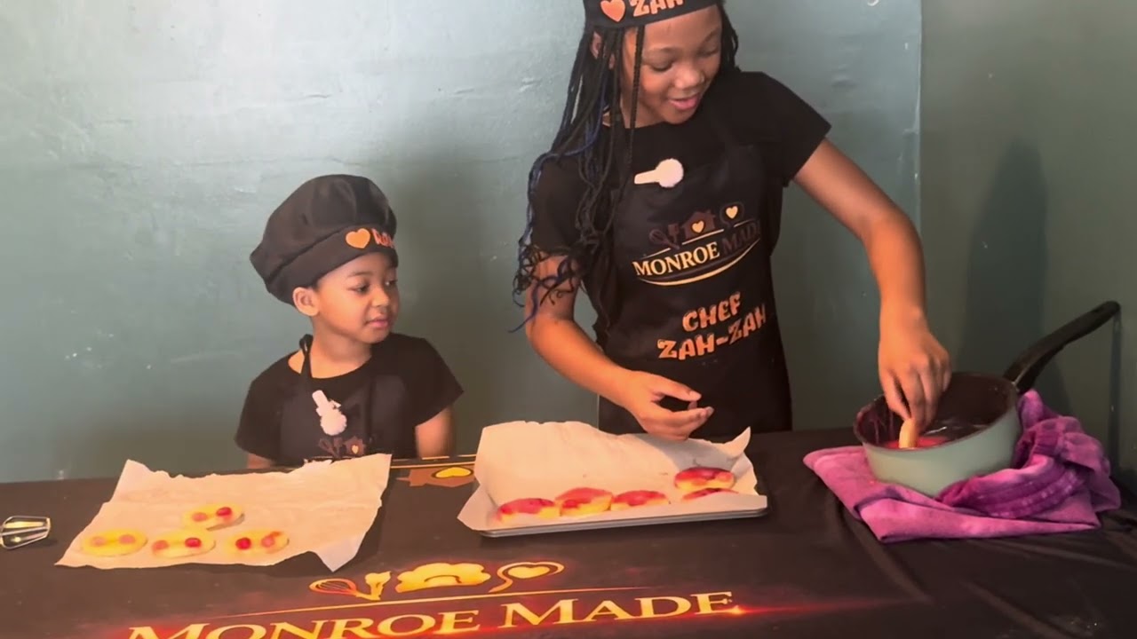 Rah-Rah & Zah-Zah Make Pineapple Heart Candied Fruit 🍍💖 | Valentine Special