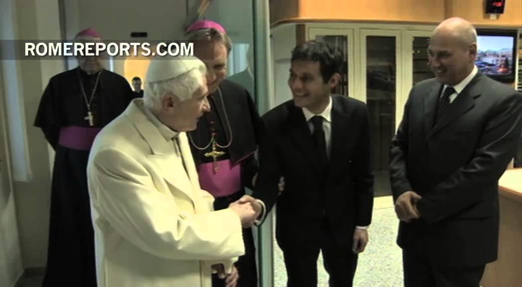 Una periodista norteamericana toca el piano para Benedicto XVI y su hermano