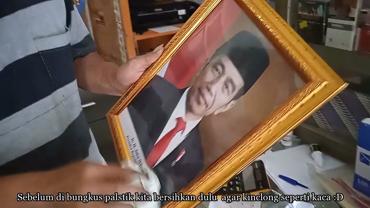 Membingkai poster dengan mika sebagai pengganti kaca pada pigura