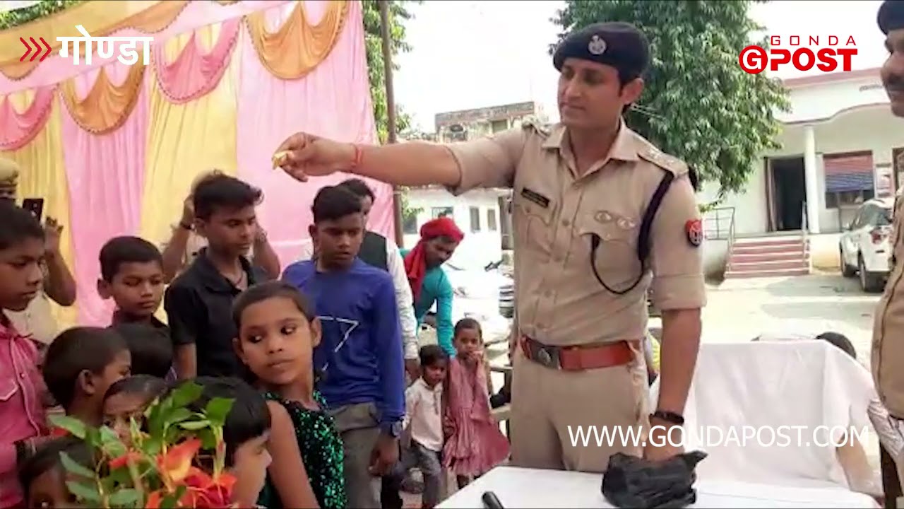 ग्राम प्रहरियों और उनके बच्चों को गिफ्ट देकर एसपी ने दी Deepawali शुभकामनाएं। Santosh Mishra IPS