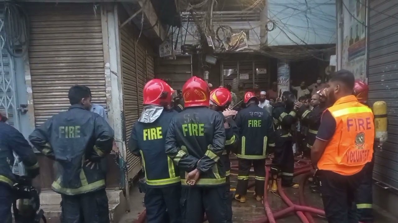নবাবপুর রোড শাহজালাল ব্যাংকে আগুন লাগে বিকাল ৪টা ৪৫ মিনিটে ফায়ার সার্ভিস আগুন নিভান তারা 