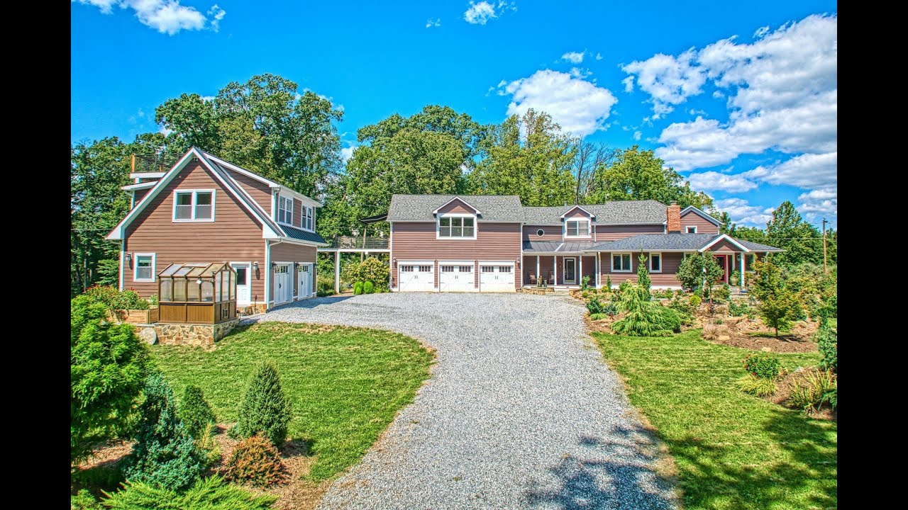 Historic Luxury Estate with Mountain Views & Carriage House | Paeonian Springs, VA