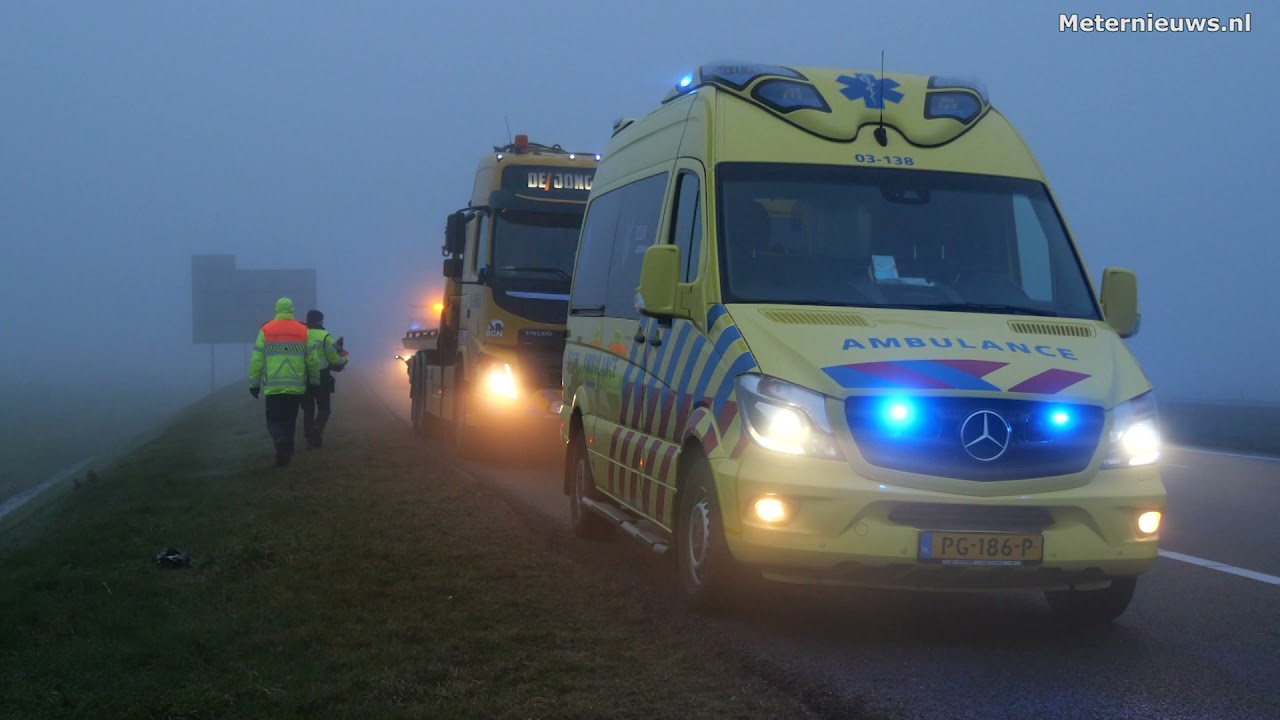 Auto op kop de sloot in bij Drentse Wachtum