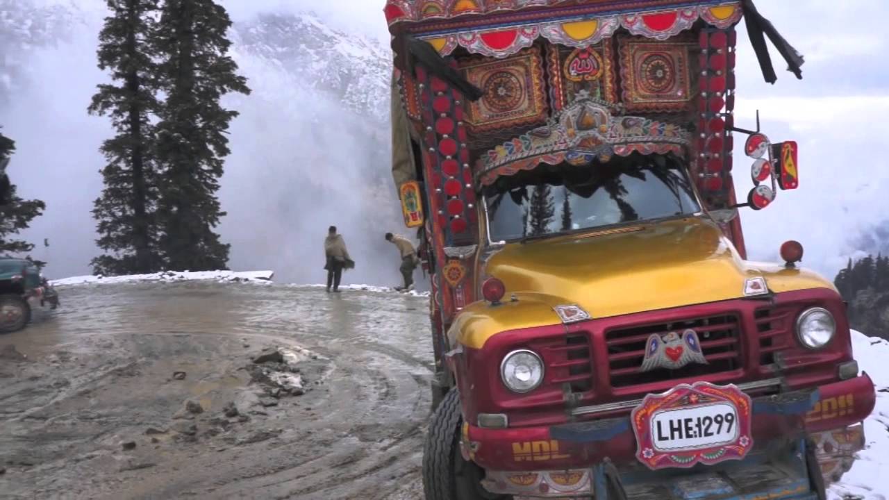 Schneematsch auf dem Lowari-Pass