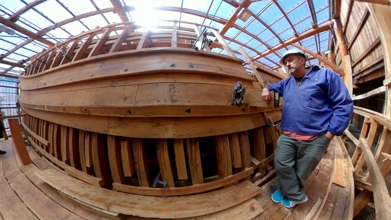 Sirimiri en la faktoría Albaola su director Xabi Agote le explicó la construcción de la Nao San Juan