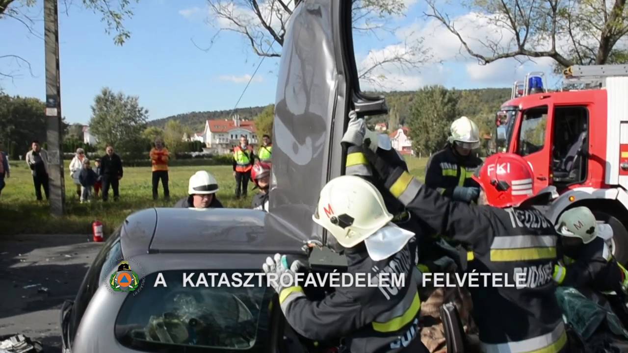 Tűzoltóság.info: Autóba szorult sérültet mentettek a fővárosi tűzoltók