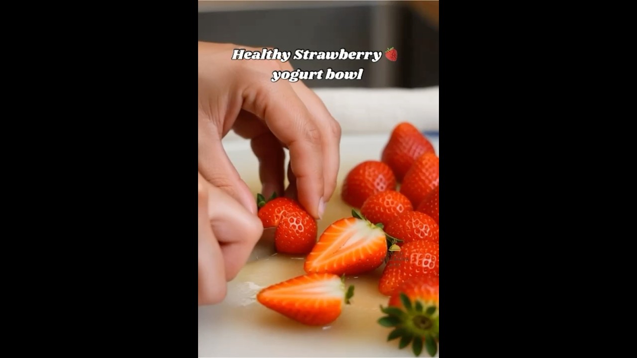 Healthy strawberry yogurt bowl | morning routine | post workout fuel 