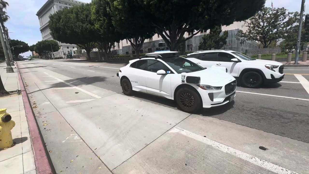 Waymo Driverless Car in Los Angeles – Caught on Camera!