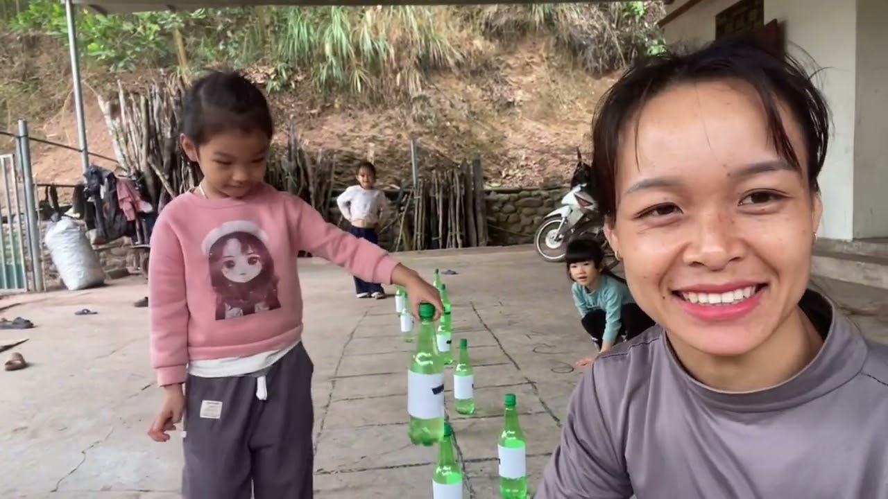 Thử thách nhảy lò cò qua chướng ngại vật | Em Linh TV