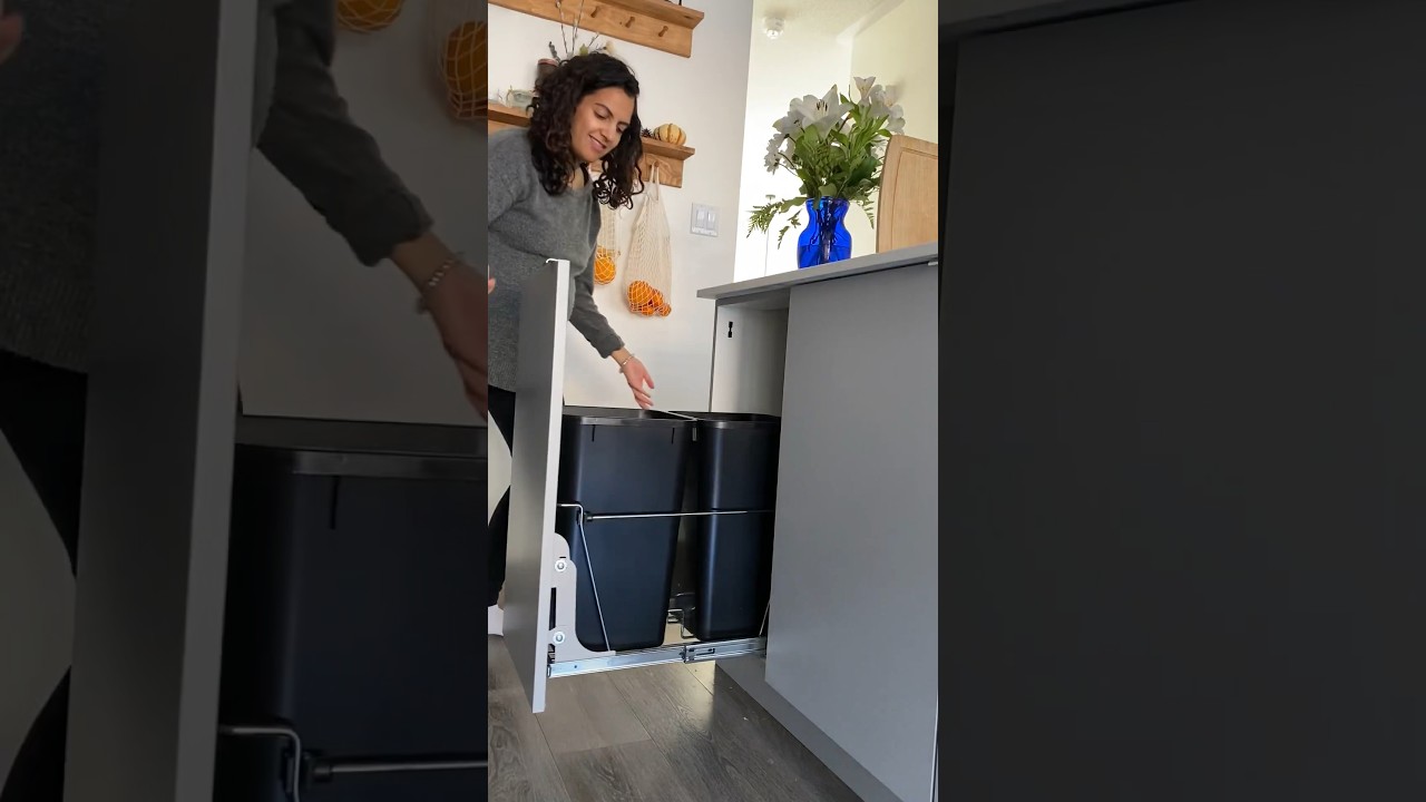Превратите свой шкаф в идеальное мусорное ведро с помощью этого выдвижного мусорного шкафа. #kitc...