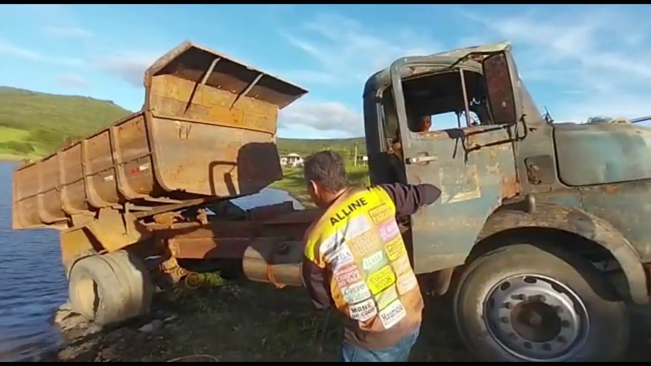 RETIRANDO CAMINHÃO MERCEDES-BENZ DE DENTRO DO AÇUDE