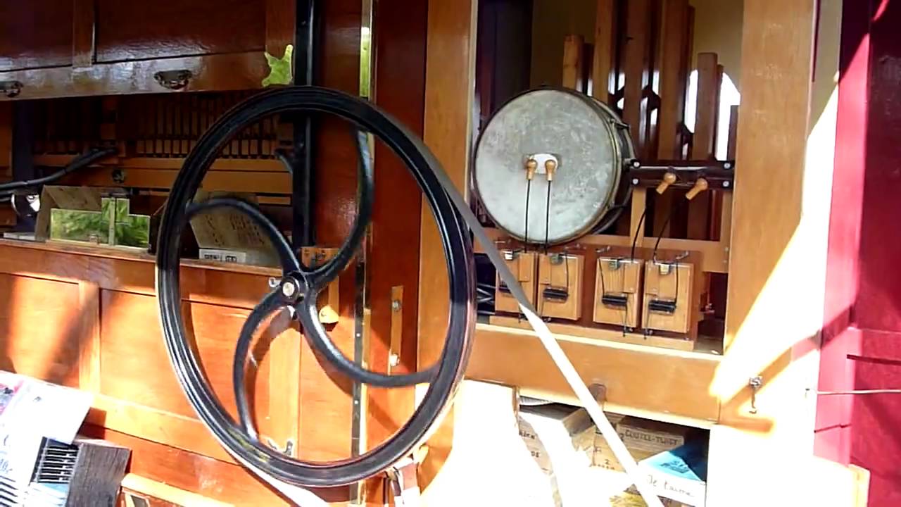 Achterkant van draaiorgel De Adriaen in de Keukenhof in Lisse