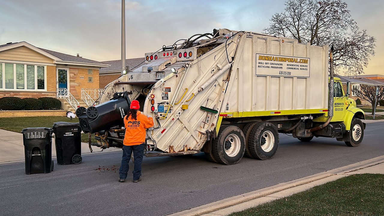 Classic International 4900 Leach 2Rll Rear Loader Garbage Truck