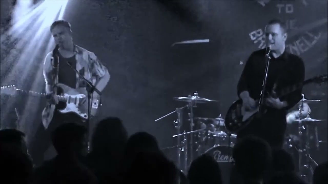Performing ‘Binary’ live with Vennart