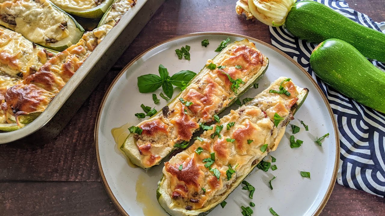 Фаршированные кабачки с говяжьим фаршем и соусом бешамель сверху