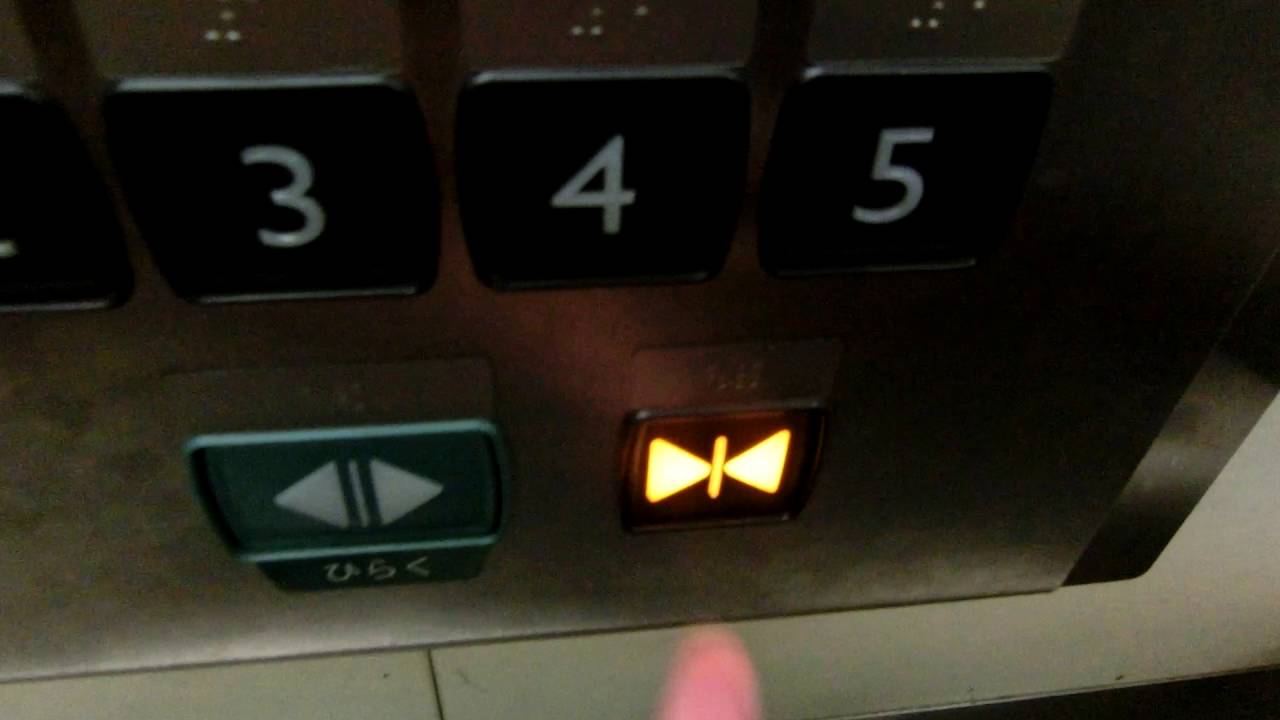 ペアシティ三原西館のエレベーター（右側）