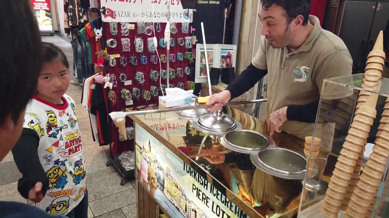 大阪道頓堀のトルコアイスのパフォーマンス！
