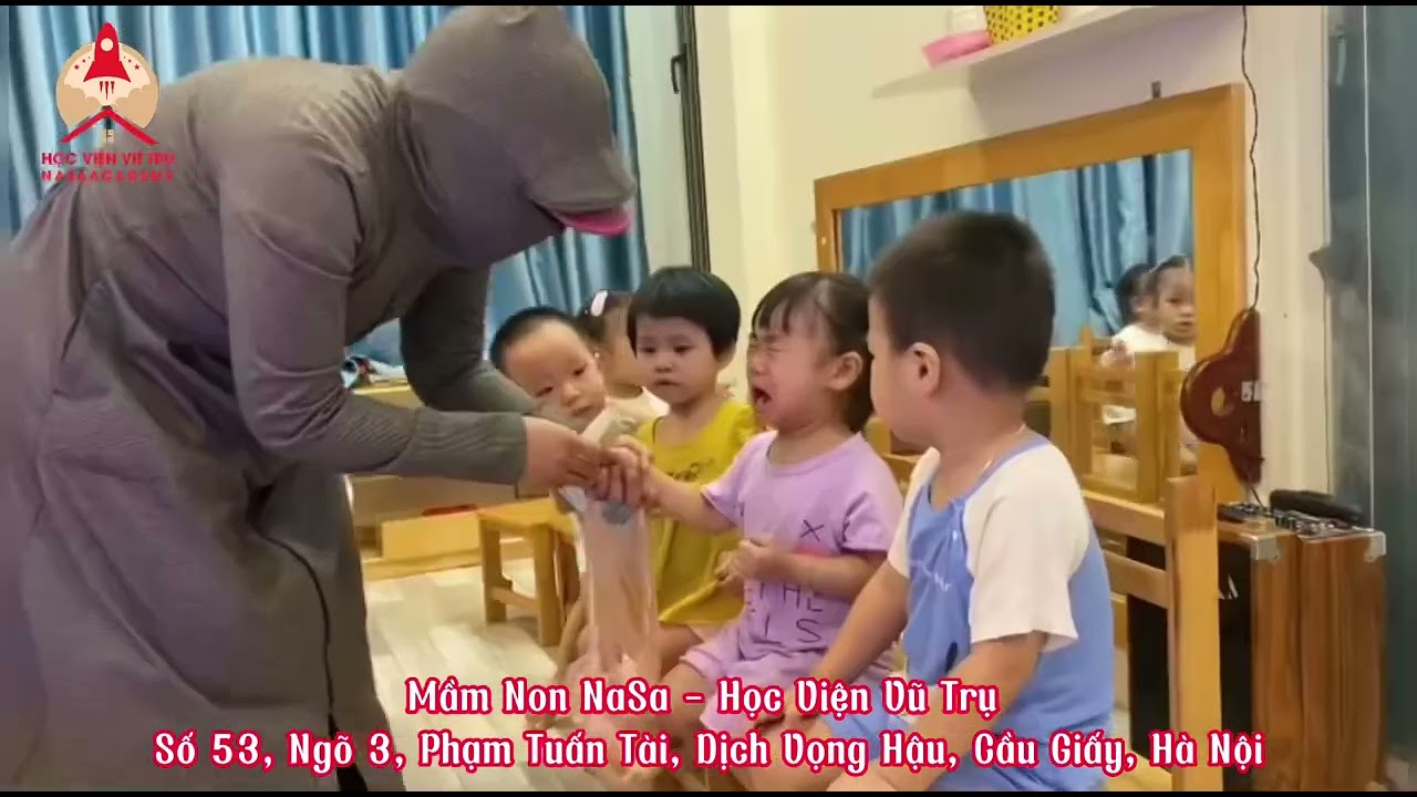 Dạy trẻ kỹ năng không nhận quà, không đi theo người lạ Mầm Non NaSa - Học Viện Vũ Trụ.