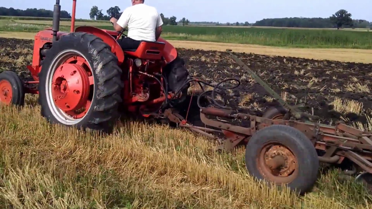 1952 CASE DC-4 pulling 4 bottom CASE Plow 2nd gear.