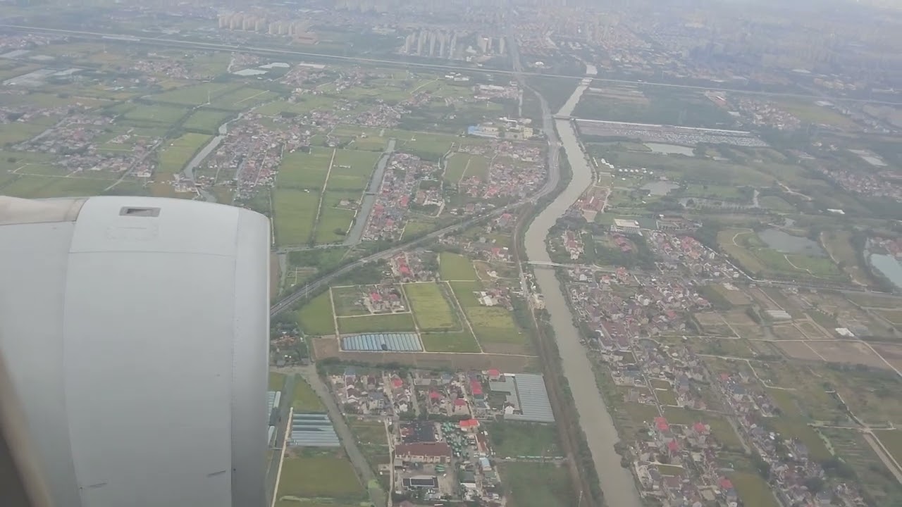 MU 7653 China Eastern Airlines landing approach to Xi'an from Kunming, China on Oct 15, 2025