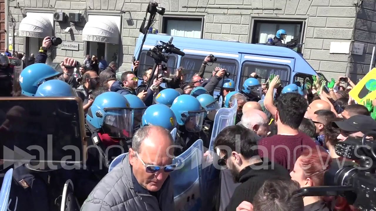 Napoli, tensione in piazza tra polizia e corteo ambientalisti