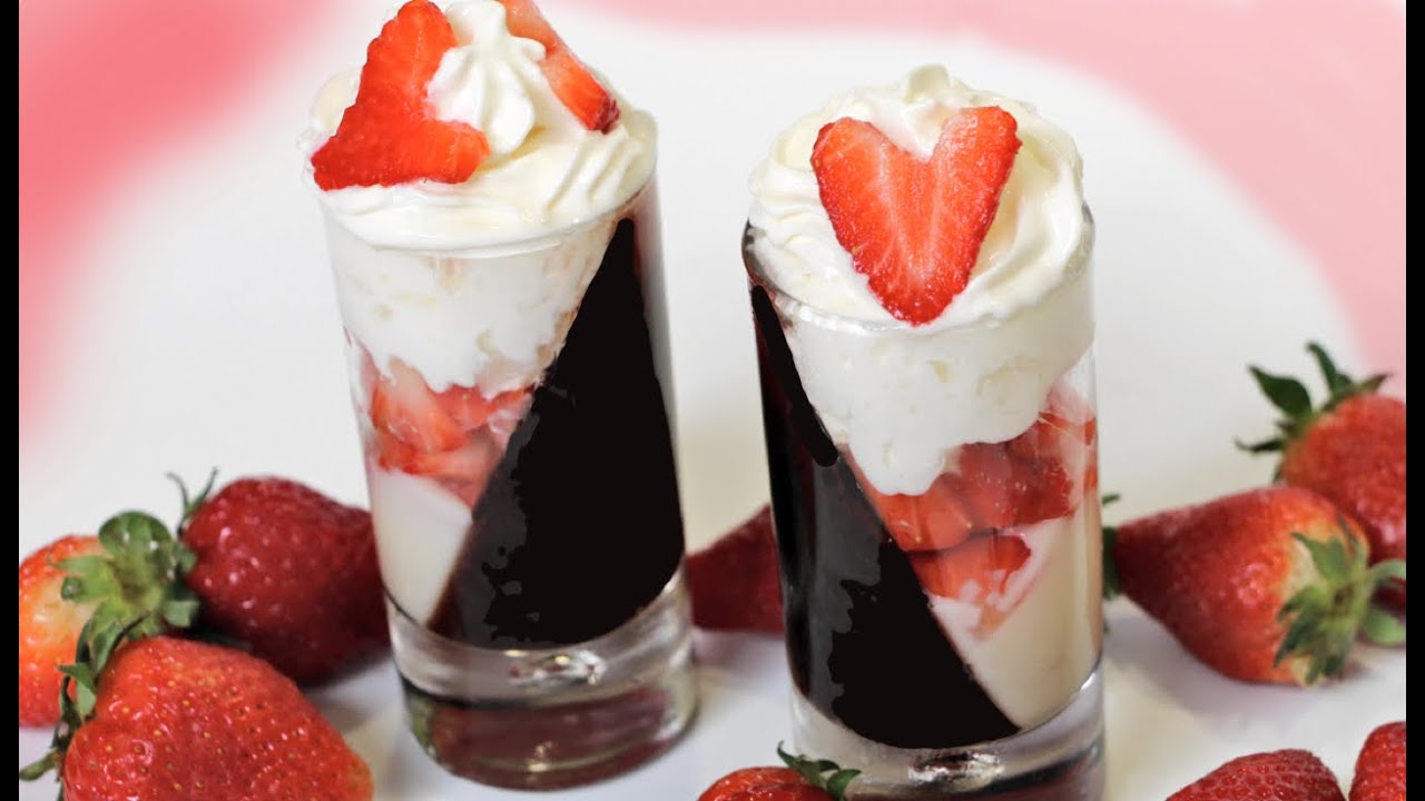 Gelatina en diagonal con fresas y crema