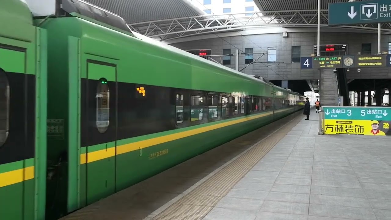 Fuxing series train FXD1-J0027 departing from platform 4 of Changchun Station.🚉❤️🇨🇳
