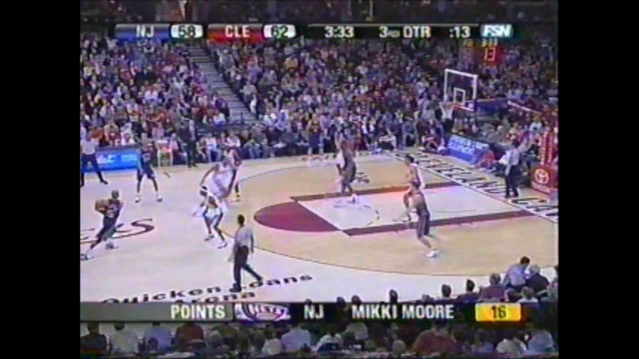 Vince Carter dunks on Donyell Marshall