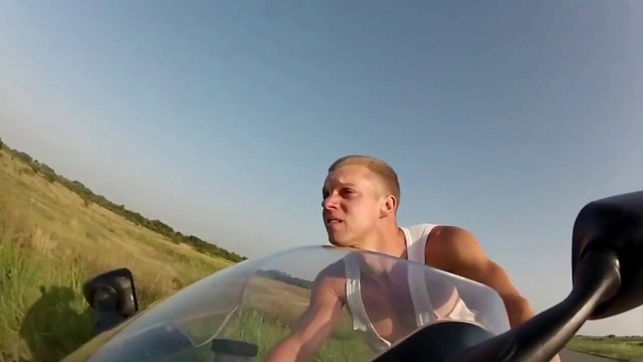 Pe motocicleta cu 250 km/h, fără de casca