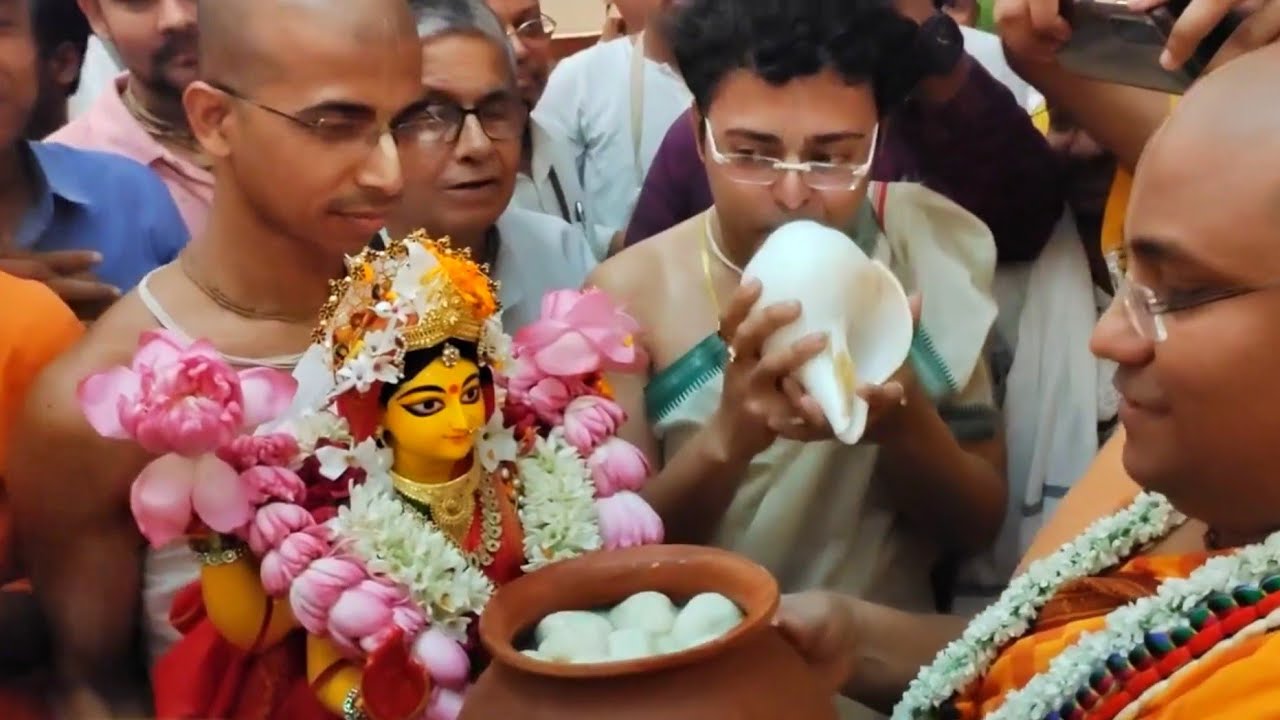 Jagannath pleasing Lakshmi devi with Rasgullas, Saree and Jewellery: 51st Kolkata Rath Yatra 2022
