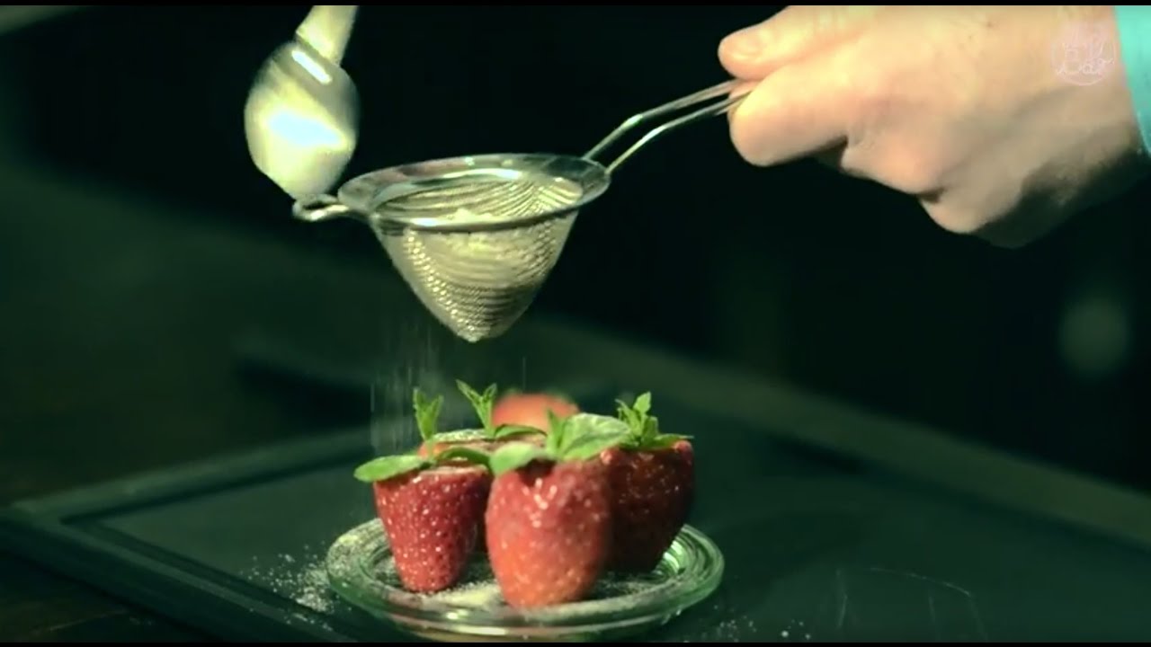 Jak zrobić jello shots - truskawkowe galaretkowe szoty - przepisy na Mojbar.pl
