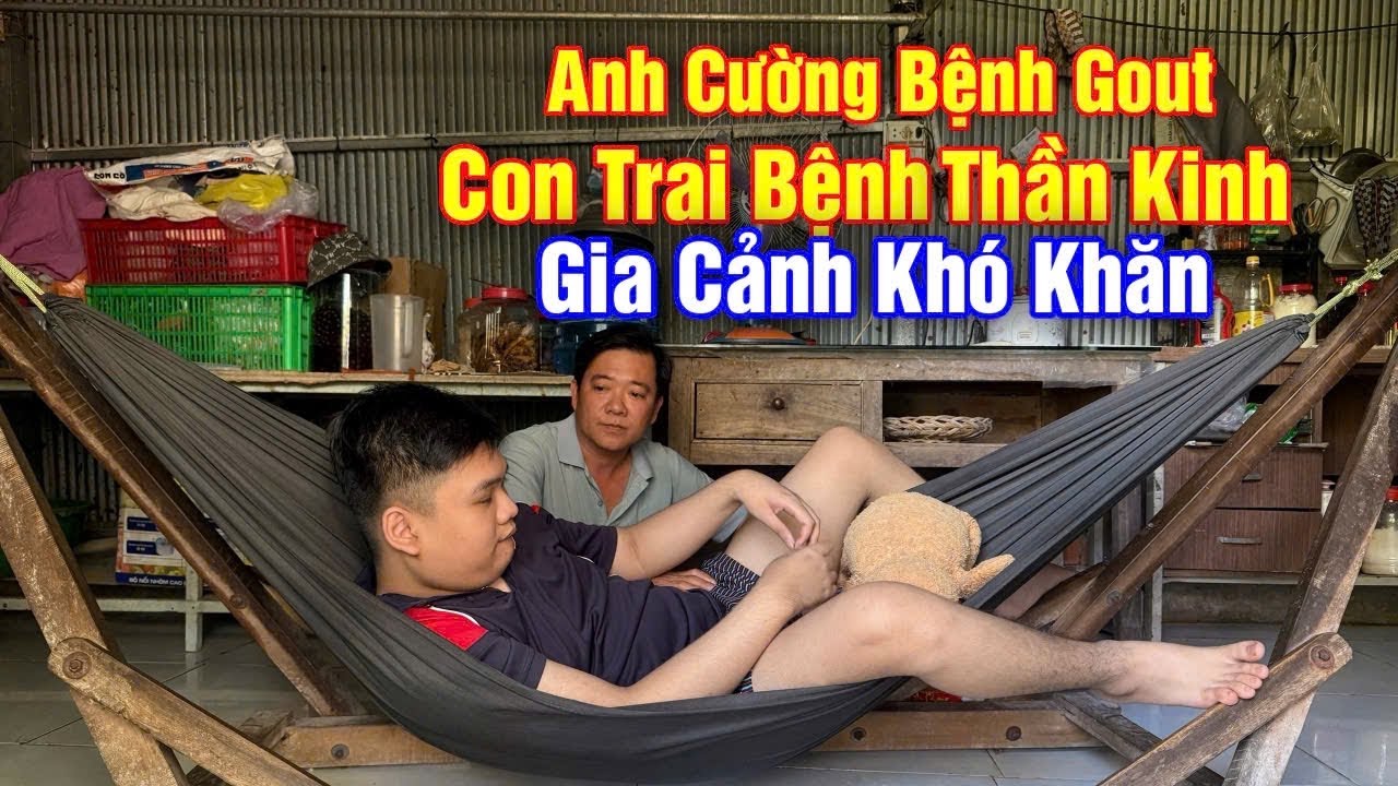 Cha con anh Cường sống nhờ vào hàng xóm. Và tiền lương ít ỏi vợ gửi về.