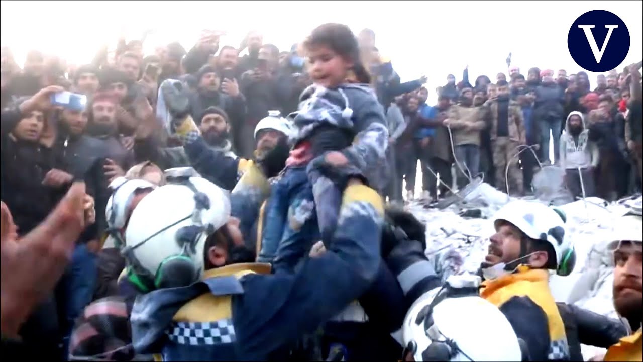 Rescatan de los escombros a una madre y tres niños ante cientos de personas en Siria