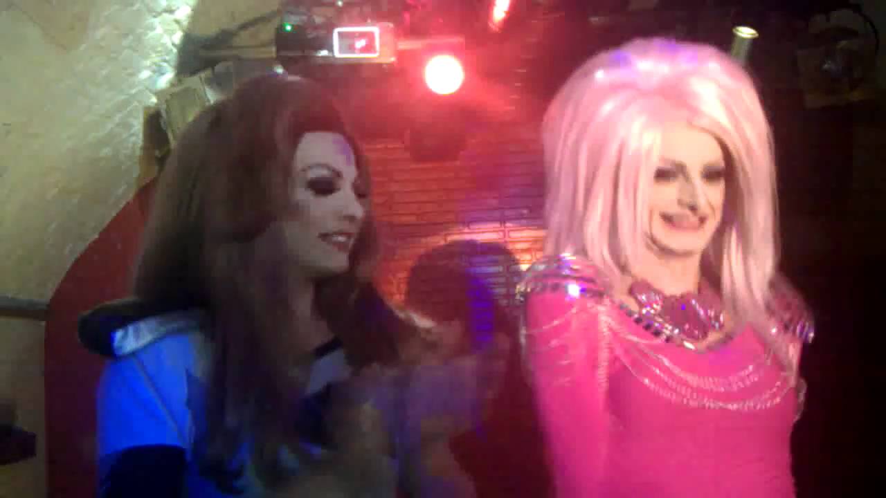 Kika Lorace y La Prohibida canta 