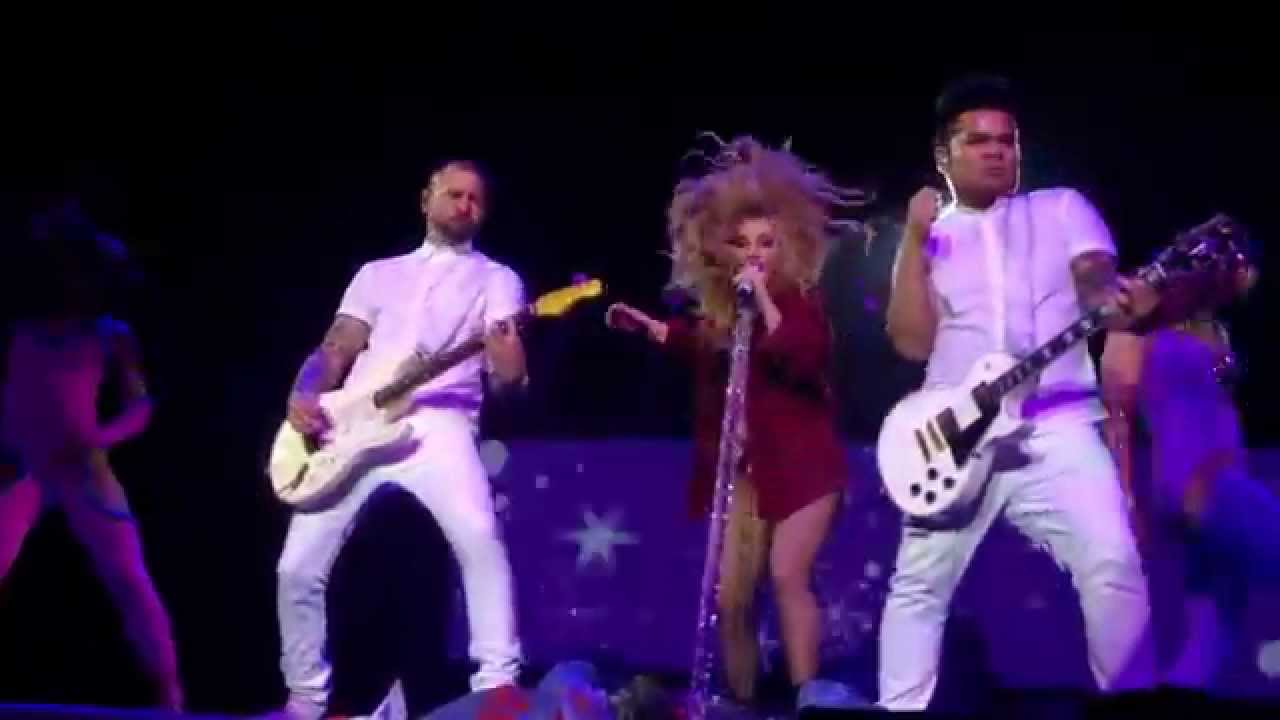 Lady Gaga - MANiCURE live in Vienna, Stadthalle, artRAVE: the ARTPOP ball