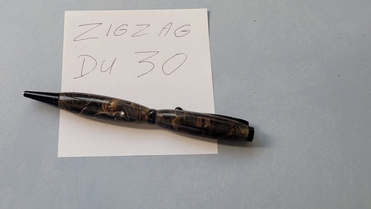 woodturning, tournage sur bois d'un stylo avec des copeaux et résine époxy